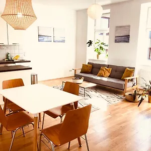 Helle 4 Zimmer Familien-wohnung Mit Balkon! Schloss Schönbrunn In Gehdistanz Wien
